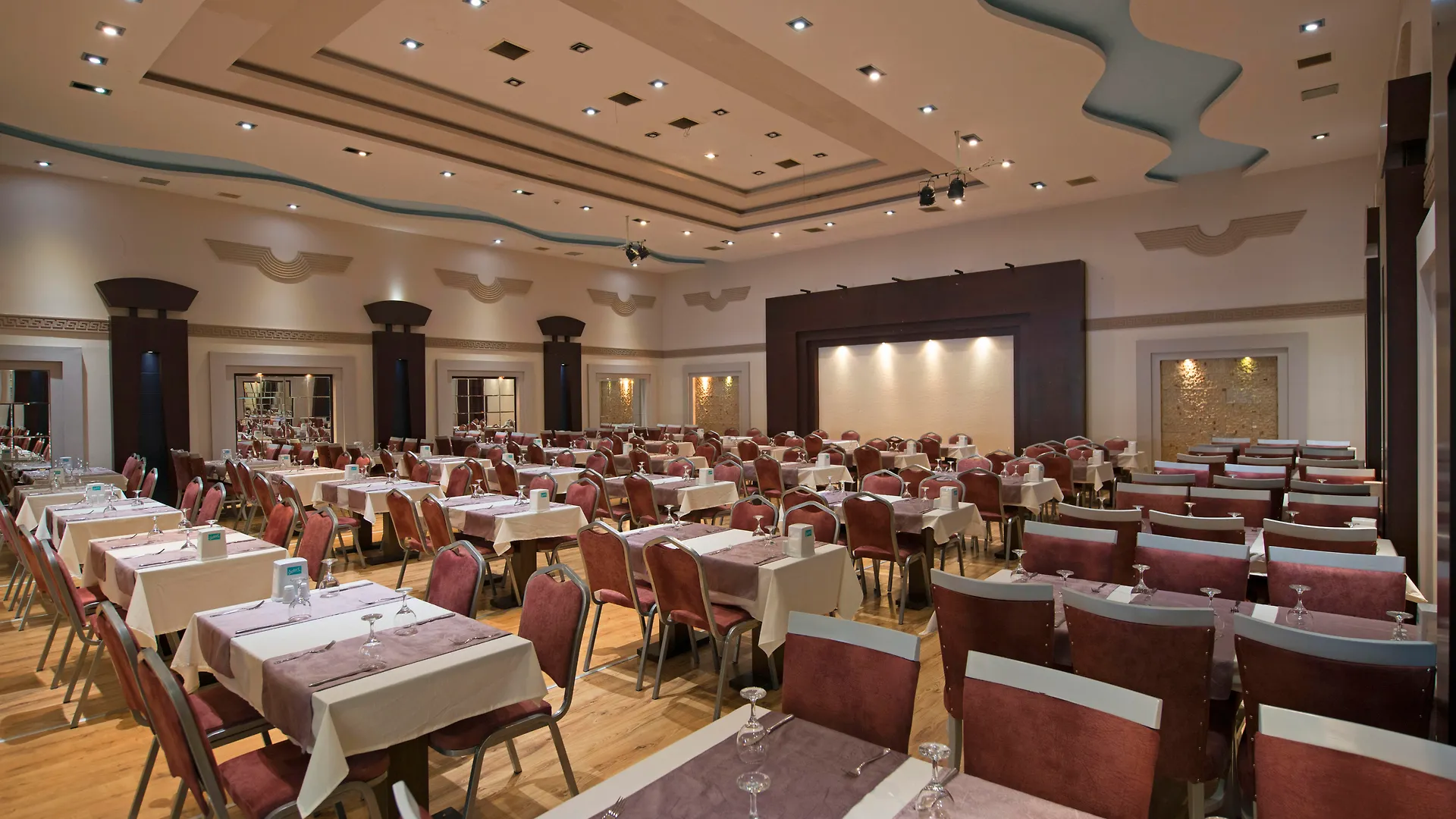 Club Troy Hotel & Residence 马尔马里斯